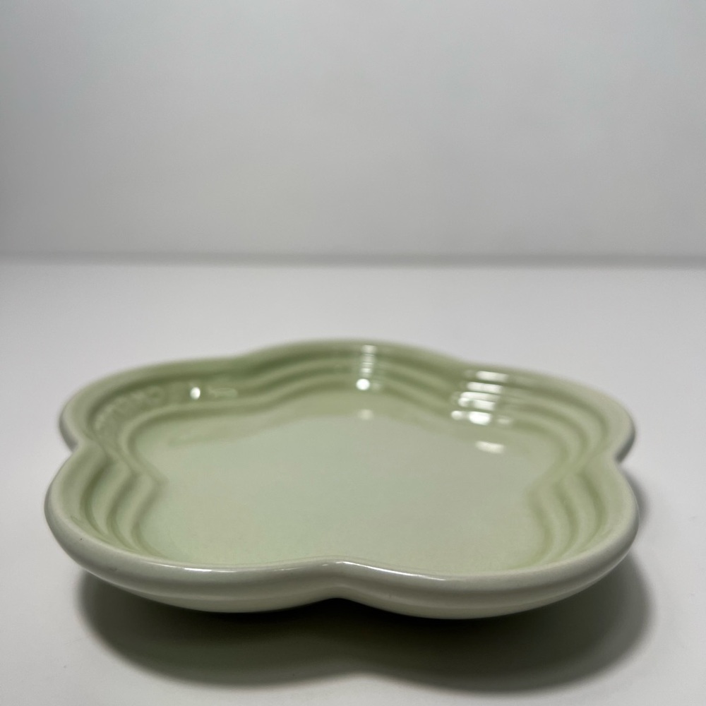 Le Creuset Stoneware Flower Petal Scalloped Trinket Dish Plate Tray - Picture 4 of 10